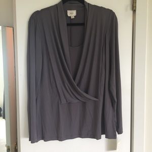 🌺Beautiful shade of grey. Quality top🕊